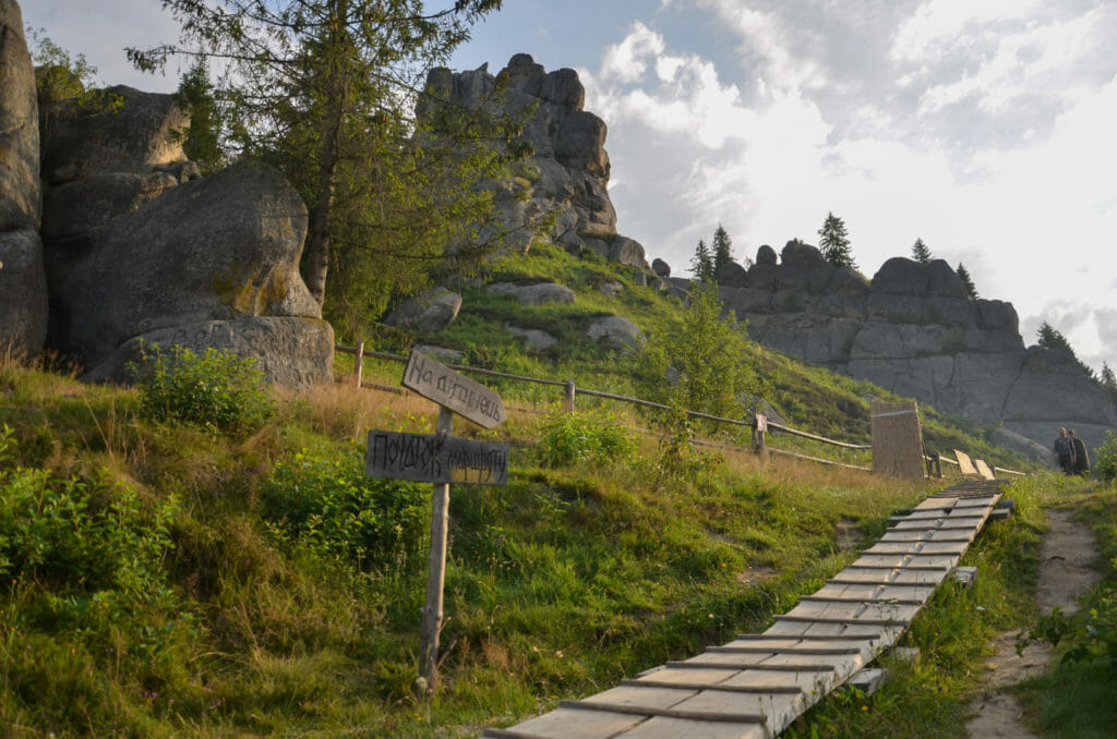 Урицькі скелі фото з архіву ДІКЗ Тустань